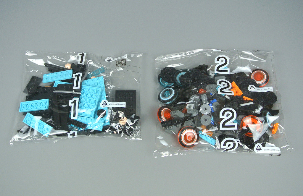 Có gì bên trong bộ LEGO 21314 TRON: Legacy