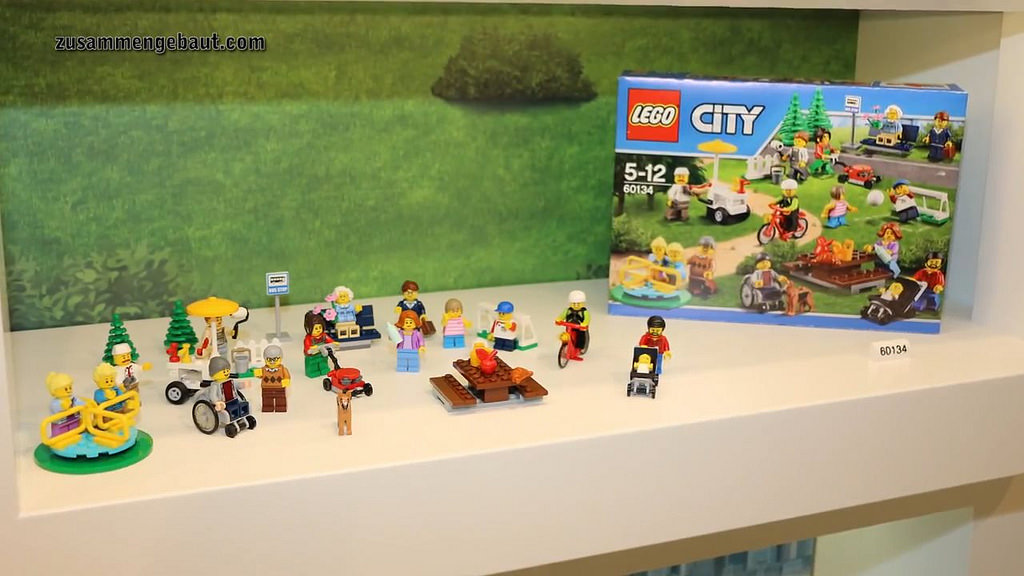 LEGO minifigures dùng xe lăn