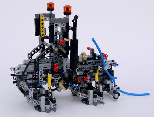 lego-technic-42043-mercedes-benz-arocs-3245-03