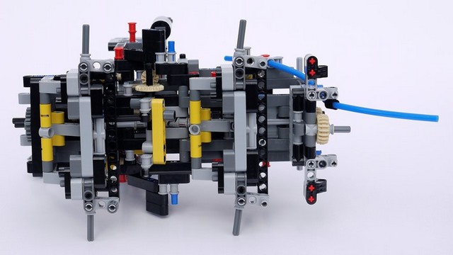 lego-technic-42043-mercedes-benz-arocs-3245-04