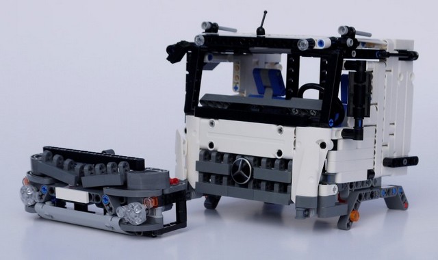 lego-technic-42043-mercedes-benz-arocs-3245-15