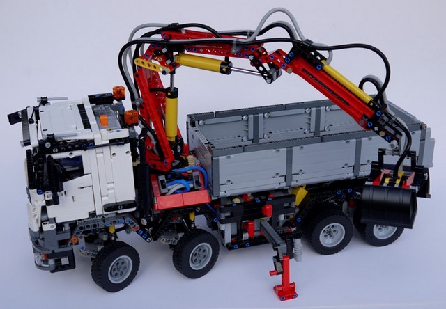 lego-technic-42043-mercedes-benz-arocs-3245-17