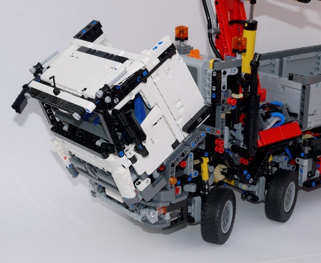 lego-technic-42043-mercedes-benz-arocs-3245-18