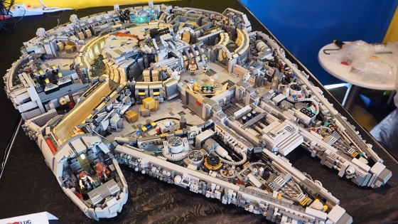 tau-khong-gian-millennium-falcon-voi-10-000-chi-tiet-lego-01