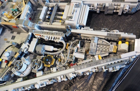 tau-khong-gian-millennium-falcon-voi-10-000-chi-tiet-lego-03