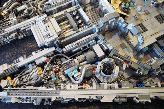 tau-khong-gian-millennium-falcon-voi-10-000-chi-tiet-lego-04