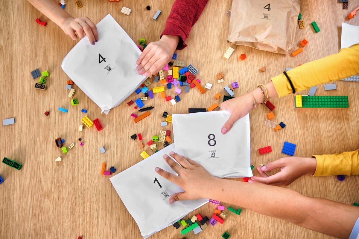 LEGO: Túi nylon sẽ được thay bằng túi giấy
