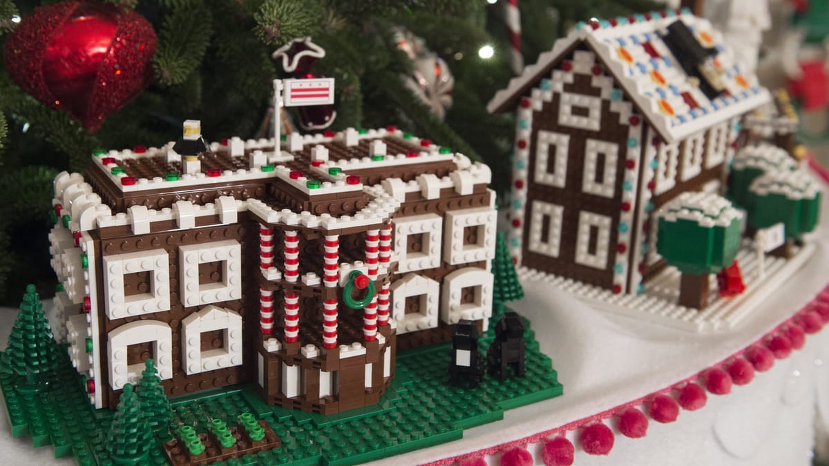 Nhà Trắng trang trí Giáng sinh với LEGO