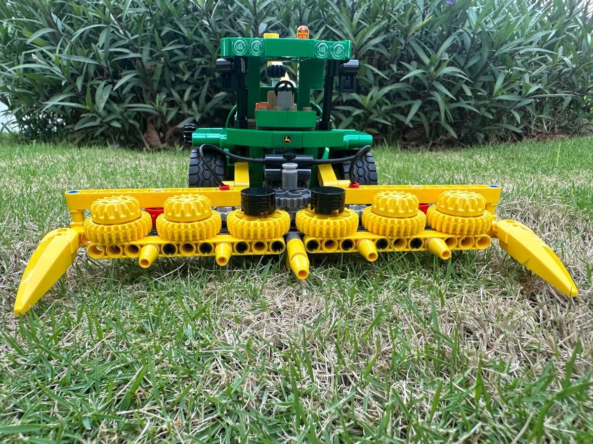 John Deere 9700 Forage Harvester - LEGO Technic 42168