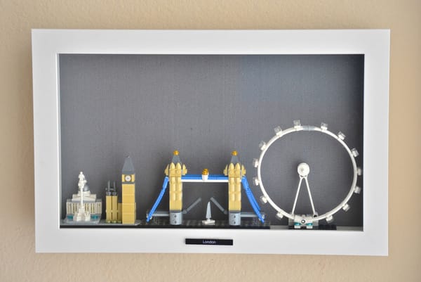Trang trí tường với khung tranh và LEGO Architecture