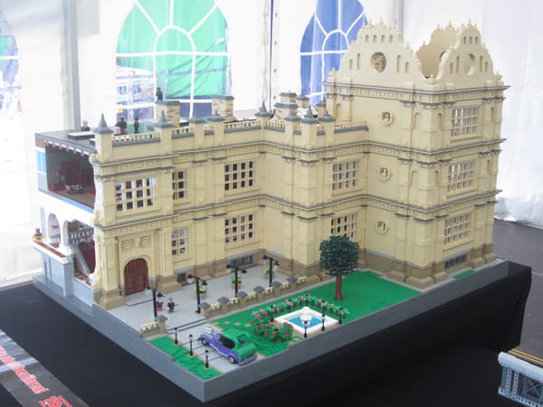 Lâu đài LEGO siêu khủng của Người Dơi Bruce Wayne