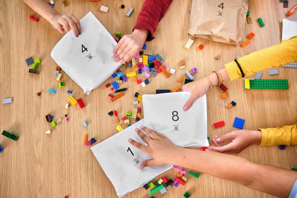 LEGO: Túi nylon sẽ được thay bằng túi giấy