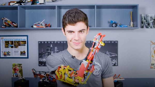 Đằng sau câu chuyện về chàng trai có cánh tay LEGO
