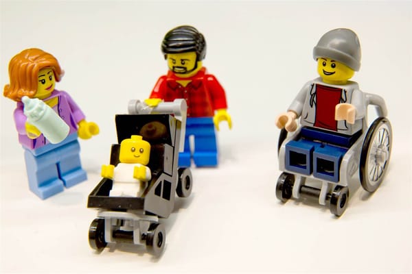 LEGO Minifigures: Bố ở nhà trông con, mẹ đi làm