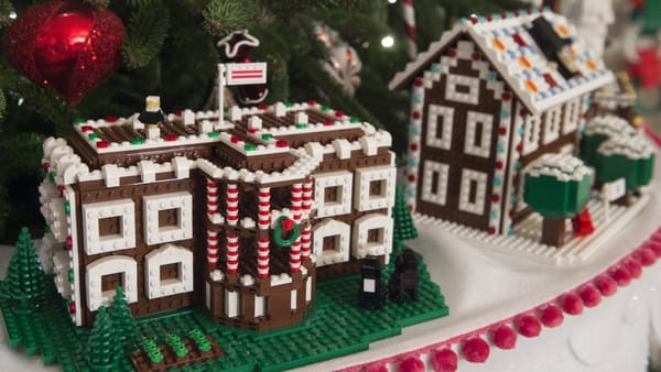 Nhà Trắng trang trí Giáng sinh với LEGO