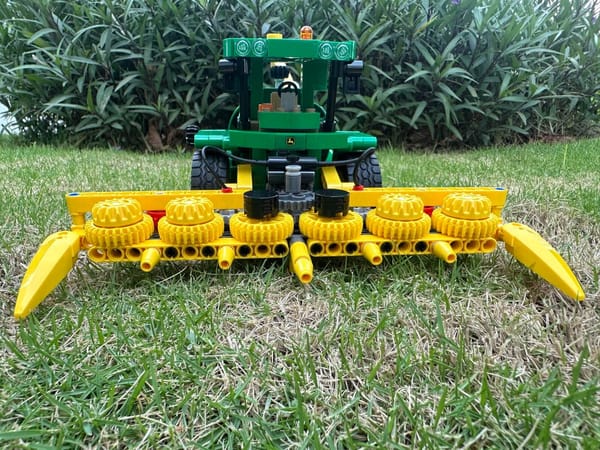 John Deere 9700 Forage Harvester - LEGO Technic 42168